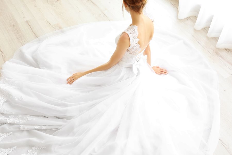 ビスチェタイプのブライダルインナーに合うストラップレスドレスのイメージ