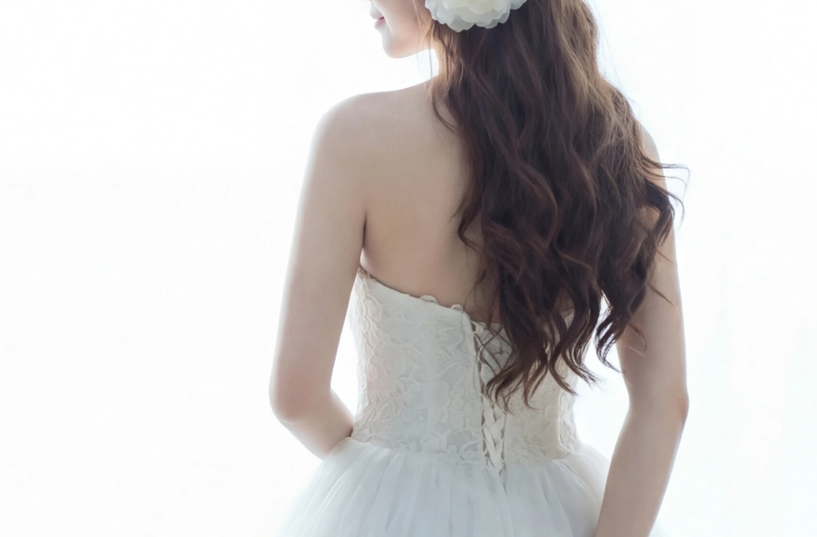 ビスチェタイプのブライダルインナーに合うストラップレスドレスのイメージ