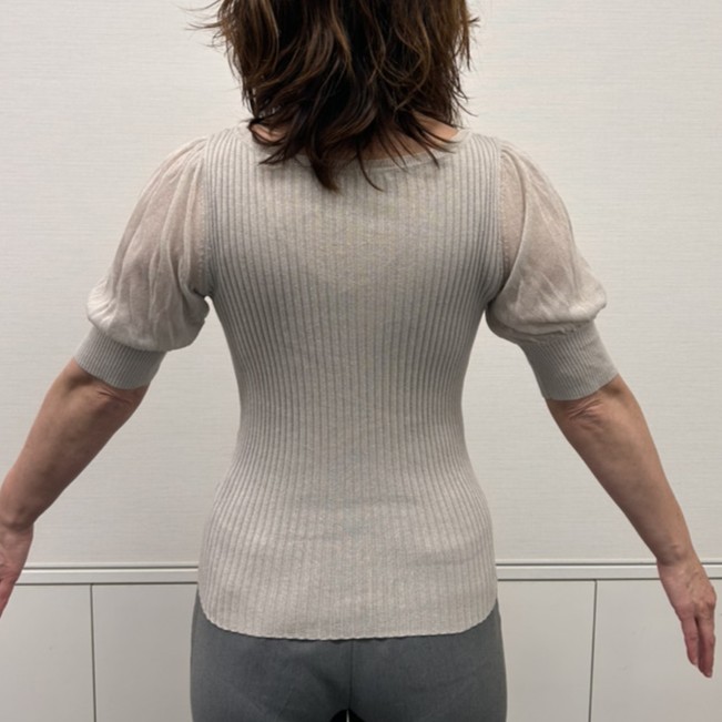 姿勢矯正インナー着用後の背中のライン