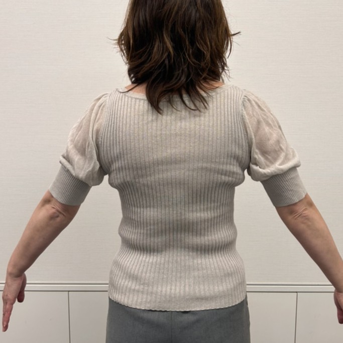 姿勢矯正インナー着用前の背中の姿勢イメージ