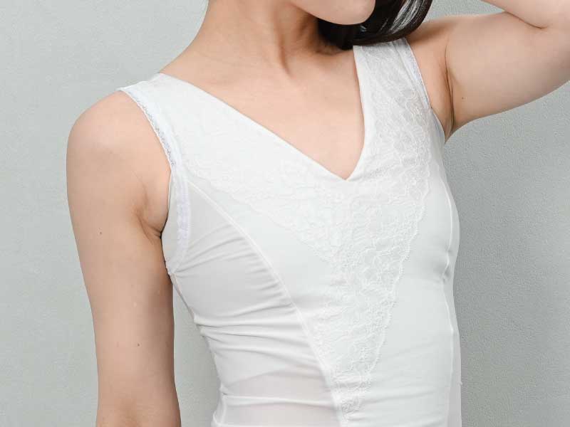 和装ブラジャー しとや華 クールタイプ（TPC36-N）の着用イメージ。接触冷感素材と胸元のレースデザイン
