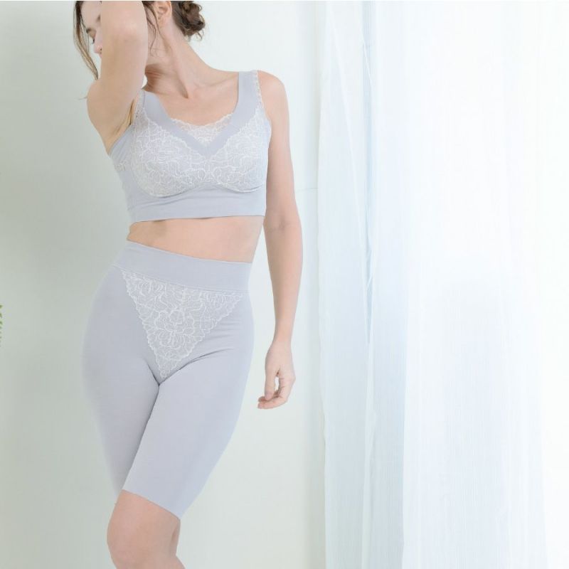 やさしい肌心地でストレスフリーな補正下着